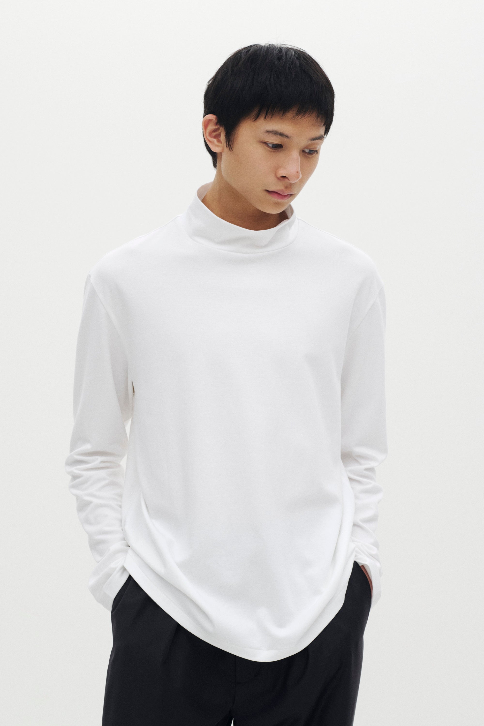コットンダブルフェイススリムフィットハイネックL/Sカットソー〔MCKA0282086998〕