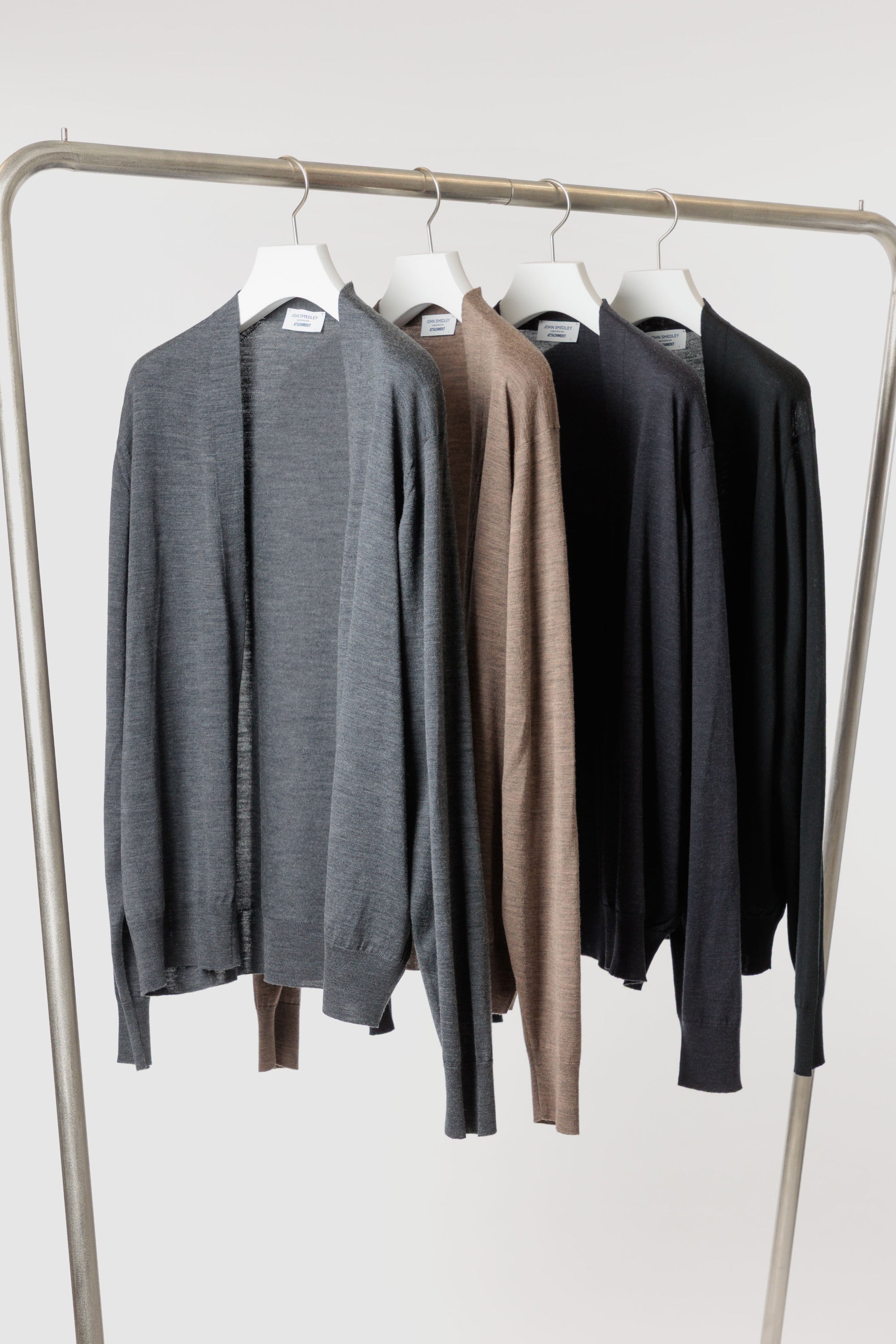 限定商品 × JOHN SMEDLEY MERINO EXTRAFINE BUTTONLESS V NECK CARDIGAN〔AK52-006〕